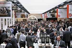 6 Exchange of ideas in the exhibition hall