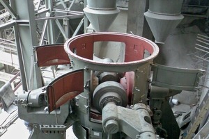 4 Mill housing of the MVR 1800 C-4 with swung-in grinding rollers