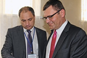 3 Jänis Kraulis (right), Manager of the Knauf Group CIS, in discussion with Yuriy A. Kuzmenko, the Manager of the Perm branch (Knauf Marketing Krasnodar)