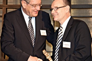 Laudator Arndt G. Kirchhoff presents the price to Dr. Christoph Beumer (right)