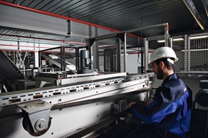 1 Personnel of the Beumer Customer Support conduct technical support and machine maintenance world-wide