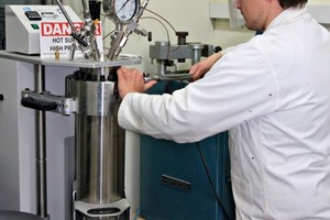 2 Timon Echt closes the 4 l autoclave for the precuring of the cement samples under N2