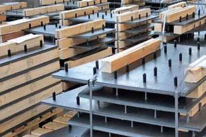 6 The bolts are welded on and protected with threaded caps. The drawing parts are prepared for shipping