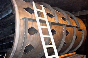 4 The kettle with its hot gas pipes