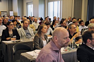 1 A concentrated audience followed the information given by the lecturers