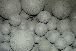 1 (l) The milling media (balls) coated themselves with cement if no grinding aid is used
