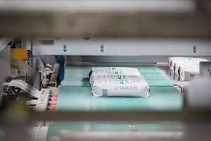 3 In order to reach a precise packing pattern dependent positioning, the intelligent control of the twin-belt turning device involves the physical properties of the items to be packed