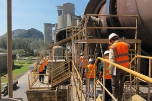 Inspection tour along the kiln during the test run