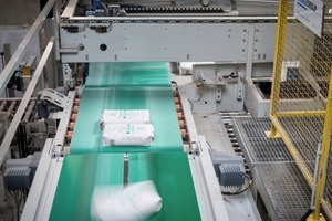 2 The twin-belt turning device: Two belt conveyors, which are driven in parallel and at different speeds during the turning process, bring the bags gently into the required position