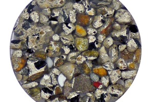 6 Particles from the coarse ground product, embedded in resin for microscopic examination. Left: light material (-2.5 t/m3, right: heavy material (+ 2.5 t/m3)
