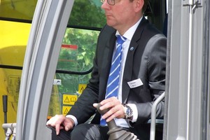 3 CEO Klaus-Hasso Heller personally took charge of planting the tree