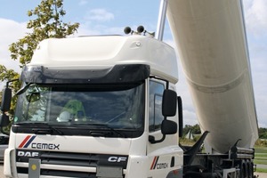 2 Simulated unloading from a silo semitrailer that meets the necessary safety standards
