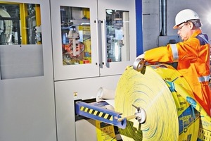 4 One person can operate and control several machines, refills the reel magazine and monitors the filling process