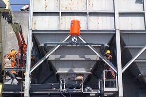 2 The backside units work in tandem with a single, 150-liter cannon with a split blowpipe manifold