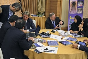 Lively discussions between visitors and German company ­representatives