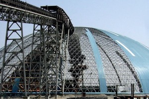 4 Translucent fiber-reinforced plastic panels form ­chevron-shaped skylights and make interior artificial light unnecessary during daylight hours