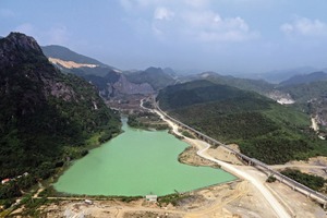 1 Beumer managed to route the conveyor along a very narrow stretch of land for the cement producer Cong Thanh