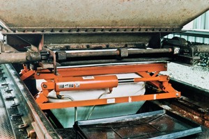 Installed on the track flanges, the boot rises to the unloading gates for clean, efficient unloading of bottom-discharge hopper cars