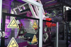 The sack turning device allows a secure and weather-protective packaging of palletless goods