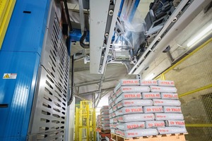 6 For an ergonomic operation of the system, the intralogistics specialist has introduced the Beumer Group ­Human Machine Interface (HMI), a newly-­developed operator panel with an optimised user interface and graphical navigation