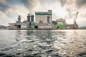 The cement plant in Pula is located directly next to the sea. The company produces calcium aluminate cements that are used in varying compositions, mainly in the refractory industry