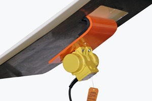 3 The vibrating chute is comprised of a low-friction dribble sheet, a steel mounting bracket and a powerful vibrator