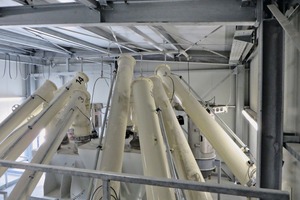 1 Precision is essential here: One of the two binder scales on the weighing platform on the dry side