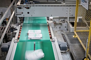 2 The twin-belt turning device: Two parallel belt conveyors, driven with different speeds during the turning process, bring the bags gently into the required position