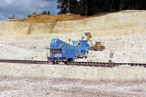 9 Samson material feeder – the mobile feed point to field conveyor