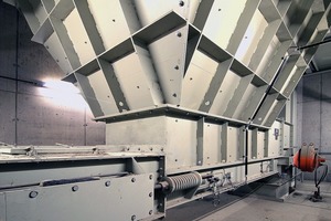 18 Underground hopper with Aumund PKF feeder and armoured chain feeder type PKF