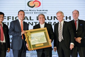 6 Malaysia’s Minister of Resource Planning and Environment Awang Tengah (third right) at the official handing over ceremony together with Head of Cement Division Gho Chii Bing (left), Group Executive Director Datuk Syed Ahmad Alwee Alsree (second left), Dato’ Richard Curtis, Group Managing Director of Cahya Mata Sarawak (second right) and the German Ambassador Holger Michael (right)