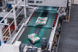 6 The twin-belt turning device accurately positions the bags quickly and gently