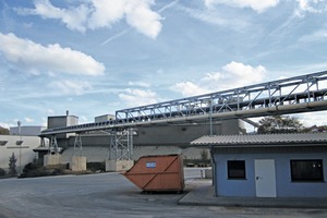 8 Routing of closed-belt conveyor (black, top) and conveying pipe (white, bottom)