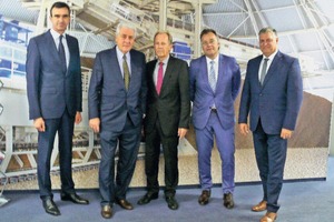 Dr. Christoph Seifert (Schade, MD Sales), Franz-W. Aumund (Aumund Group, ­President), Karl-Heinz Fiegenbaum (Schade, MD Sales), Andreas Klottka (Aumund ­Holding, MD) and Klaus Paul (Schade, ­Technical MD) (f.l.t.r.)