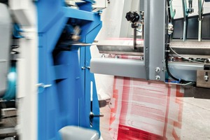 1 The bag placer applies the valve bag with precision to one of the filling spouts of the Beumer fillpac R