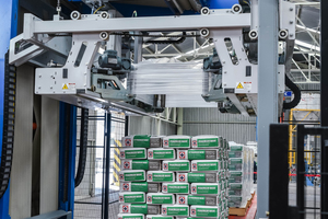 8 The Beumer stretch hood A packages the bag stacks with a stretch film hood. This protects the product against damage during transportation and atmospheric influences