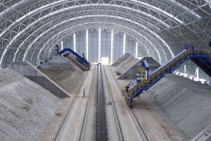 Fully automated tailor-made longitudinal storage system