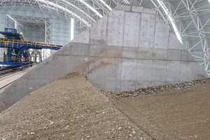 4 An integrated wall cleaning system ensures  that no damp bulk material sticks to the walls