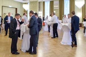 2 In the breaks, the attendees discussed the presented case studies