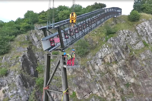 1 Dizzying heights: The technicians are mounting the suspended elements of the conveyor to the steel structure. Cranes were used to exactly manoeuvre the assembly