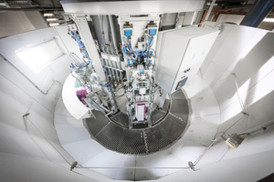 Beumer Group supplied the entire line from one single source. This includes the Beumer fillpac R that fills material efficiently into the bags. A calibrated electronic weighing unit ensures exact degrees of filling