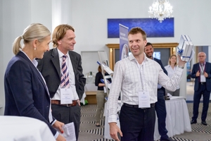 3 Joanna Korneluk-Bruns and Dirk Lechtenberg, both MVW Lechtenberg & Partner, present Leos Volesky, Schenck Process, with an issue of the “Alternative Fuels and Raw Materials Handbook” as a prize