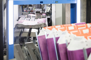 2 The Beumer fillpac is equipped with a ream magazine …