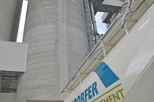 3 As of immediately, four cement silos with a composite storage capacity of 24 000 t, each with four loading lanes, are accelerating the cement loading process