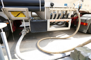 1 Compressed air is needed to keep the sand (or other raw material) in the tank moving and is also fed to the block valve on the side of the tank in order to loosen the sand and make it flow