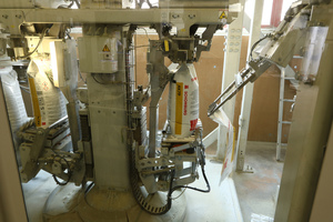 6 The construction materials produced are automatically filled into sacks. The compressed air used for this process must be absolutely dry. Otherwise, products such as powder adhesive would form lumps. This would mean that tilers would be unable to work efficiently on the construction site