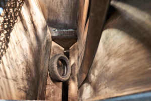 7 The tyres are fed individually to the tyre sluice