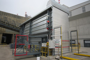 1 Vecoplan supplied an unloading station for trucks. A traffic light tells the driver when he can dock. When the truck passes a light barrier, the doors of the station open automatically