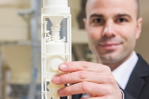 2 ISS-Sales Director Robert Partzsch with a 3D-Print of the projected conveying system