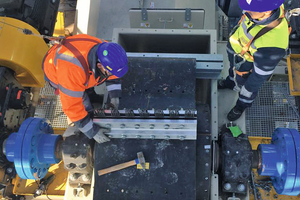 2 The technicians from Beumer mount the steel cord belt with the Beumer belt clamping connection